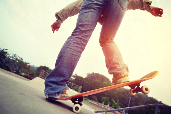 Frau Beine Skateboarding — Stockfoto