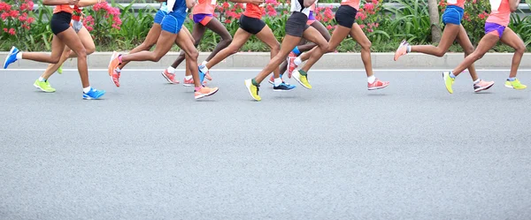 Maraton futók az utcán — Stock Fotó