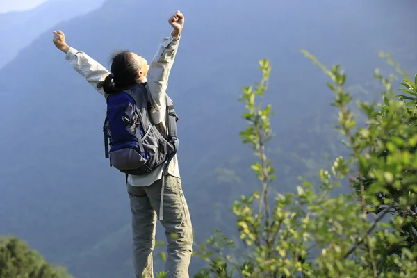 Mujer excursionista con los brazos abiertos — Foto de Stock