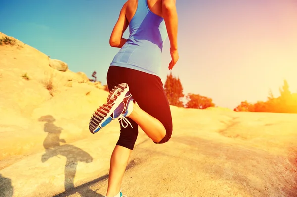 Joven fitness jogging femenino — Foto de Stock