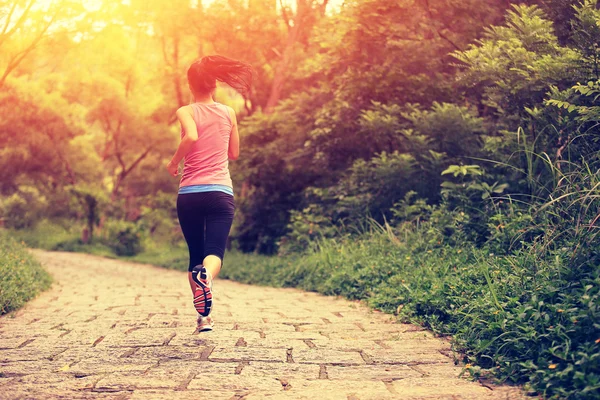 Jovem mulher fitness jogging — Fotografia de Stock