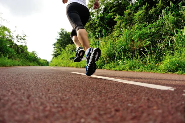 Fitness gambe femminili jogging — Foto Stock