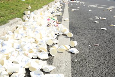 Xiamen, Çin - 3 Ocak: Kullanılan su kağıt bardak Xiamen Uluslararası Maraton caddesinde 3 Ocak 2015 Xiamen, Çin'de çalışan maraton sonra