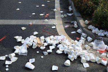 Xiamen, Çin - 3 Ocak: Kullanılan su kağıt bardak Xiamen Uluslararası Maraton caddesinde 3 Ocak 2015 Xiamen, Çin'de çalışan maraton sonra