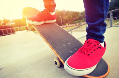 kaykay kadın bacakları