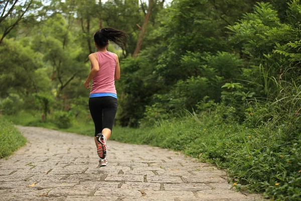 Jonge fitness vrouw joggen — Stockfoto