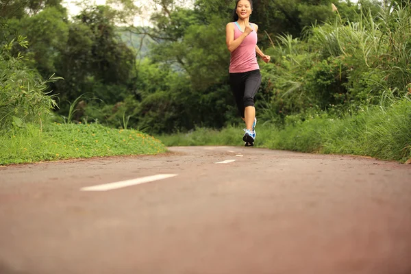 年轻的健身慢跑的女人 — 图库照片