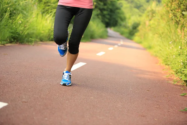 Jonge fitness vrouw joggen — Stockfoto