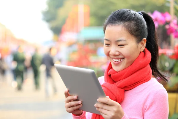 Mujer asiática uso tableta pc — Foto de Stock