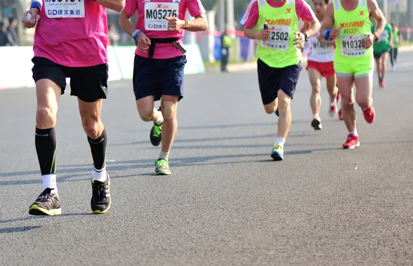 Biegacze maratońscy na ulicy — Zdjęcie stockowe
