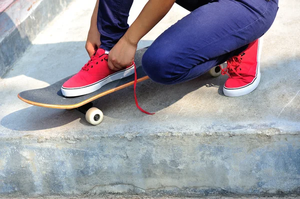 Vrouw met skateboard in skatepark — Stockfoto
