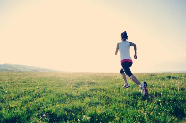 年轻的健身慢跑的女人 — 图库照片