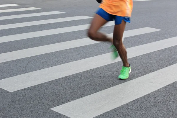 Atleta correndo na maratona — Fotografia de Stock