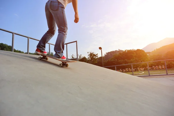 Donna gambe skateboard — Foto Stock