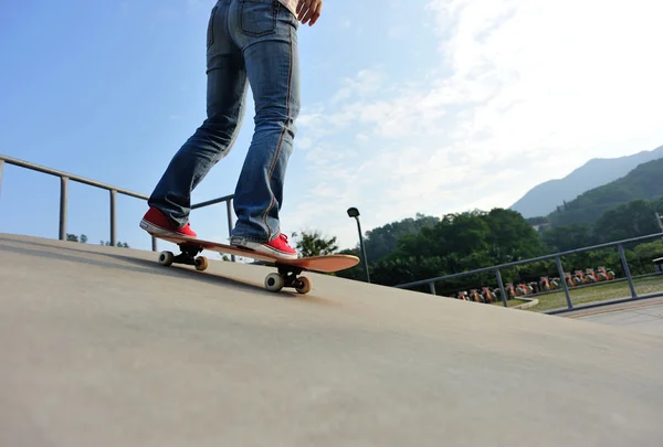 Žena nohy skateboardingu — Stock fotografie