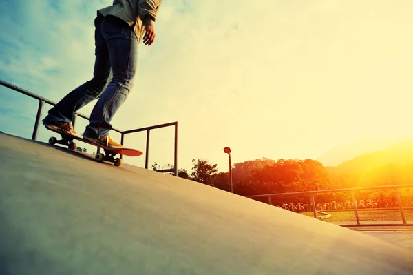 Donna gambe skateboard — Foto Stock