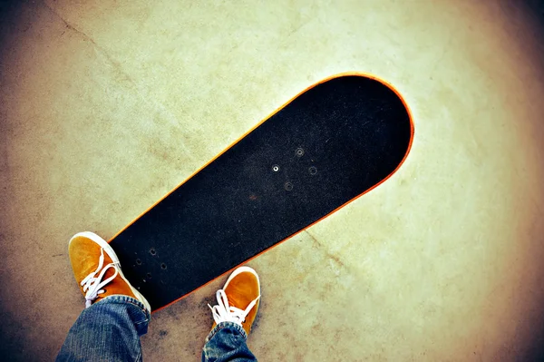 Man met skateboard in skatepark — Stockfoto