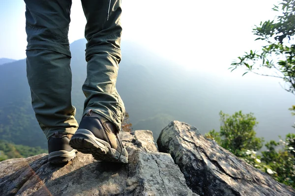 Gambe femminili sulla cima della montagna — Foto Stock