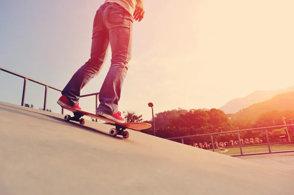 Žena nohy skateboardingu — Stock fotografie