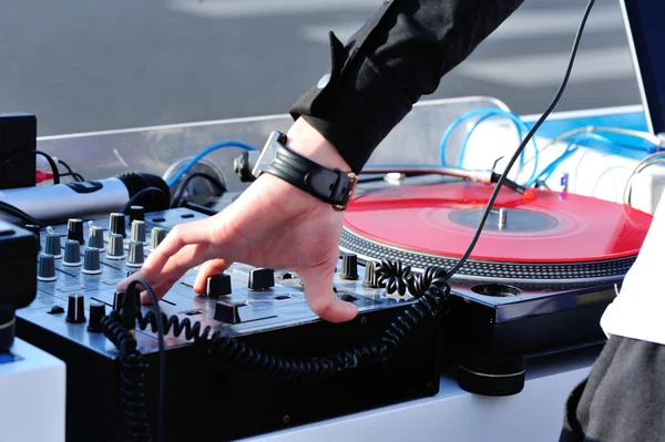 Manliga dj hand på soundboard — Stockfoto