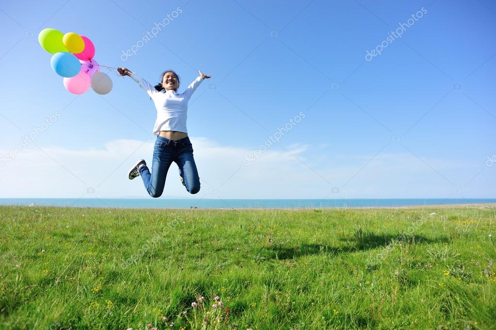 Femme sautant avec des ballons image libre de droit par lzf © #62713107