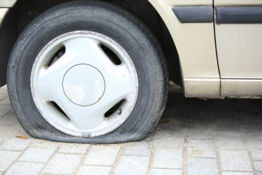 Düz lastik tekerlek üzerinde