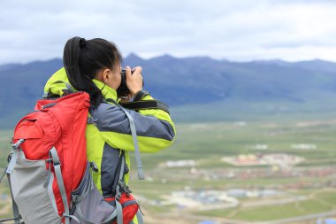 Plato alarak fotoğraf tutan kadın