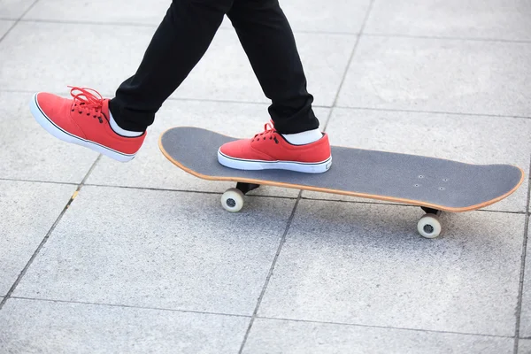 Vrouw met skateboard in skatepark — Stockfoto