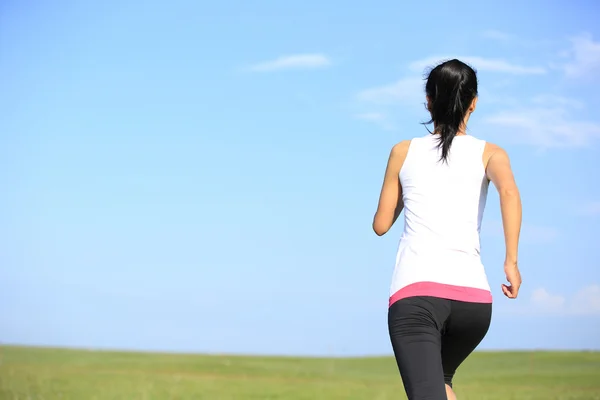 Jovem mulher fitness jogging — Fotografia de Stock