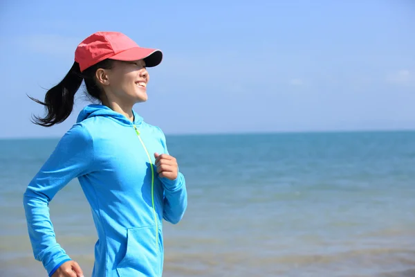 Mujer corriendo en la playa de piedra —  Fotos de Stock