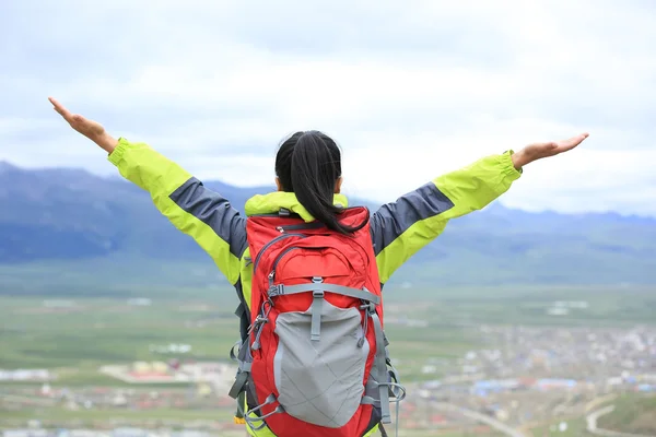 Woman hiker with open arms — Stock Photo, Image