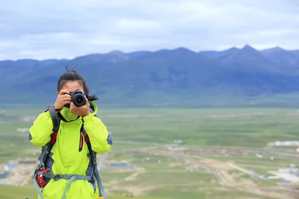 Kvinna med ta foto på platån — Stockfoto