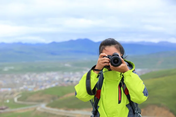 高原での撮影写真を保持している女性 — ストック写真