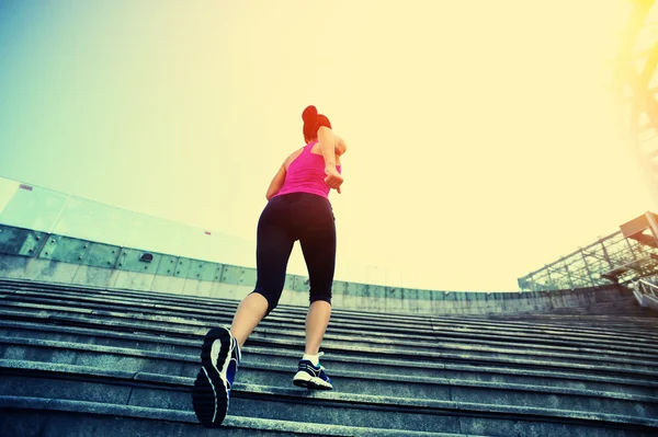 Runner kadın atlet merdivenlerde koşma — Stok fotoğraf
