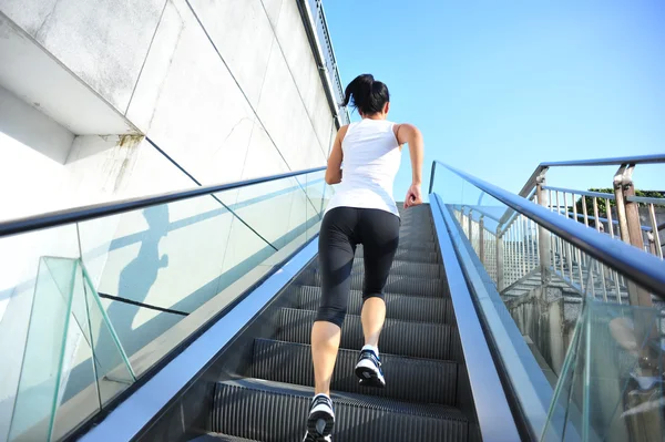 Corredor atleta femenina corriendo en las escaleras —  Fotos de Stock