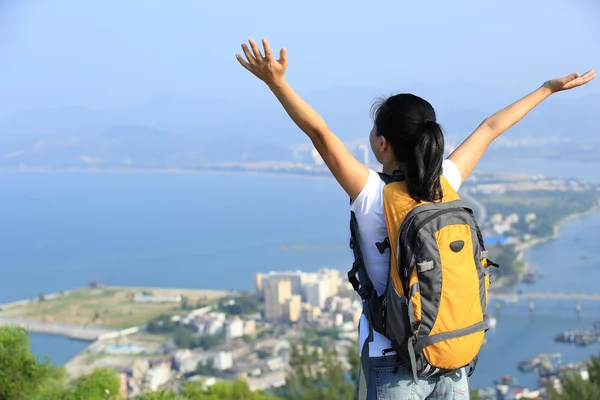 Mujer excursionista con los brazos abiertos — Foto de Stock