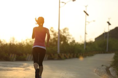 Genç fitness kadın koşu