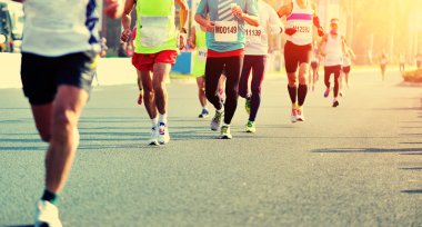 Sokaklarda maraton koşucuları