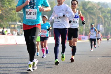 Sokaklarda maraton koşucuları