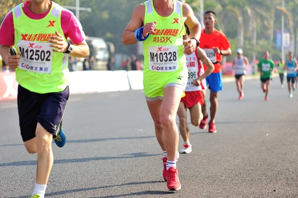 Biegacze maratońscy na ulicy — Zdjęcie stockowe