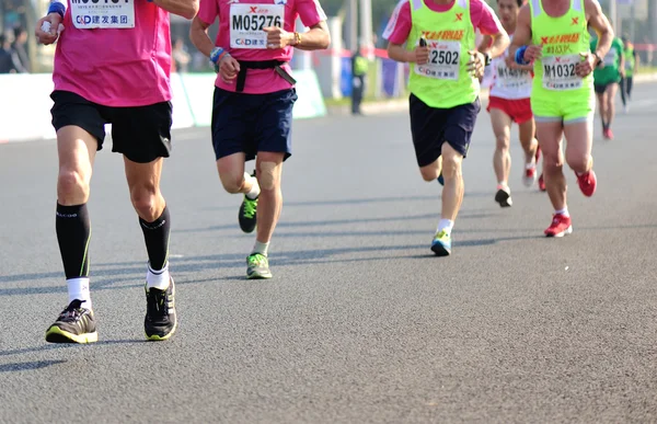 路上のマラソンランナーは — ストック写真