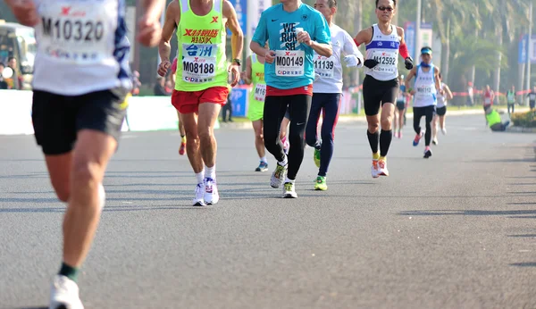 Corredores de maratona na rua — Fotografia de Stock