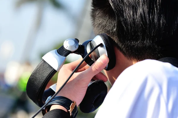 Dj Musik hören mit Kopfhörern — Stockfoto