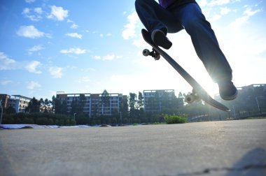 Erkek skatepark, kaykay ile