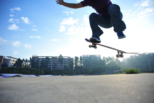 Чоловік зі скейтбордом на скейтпарку — стокове фото