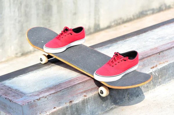 Zapatillas deportivas en skateboard — Foto de Stock