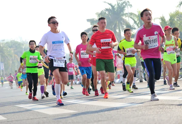 Sokaklarda maraton koşucuları — Stok fotoğraf