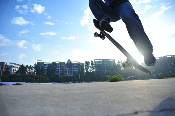 スケートパークでスケート ボードを持つ男性 — ストック写真