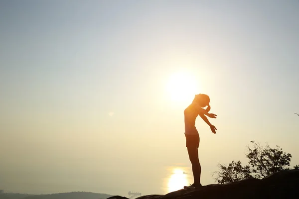 Gün batımında Kollarını açarak kadın