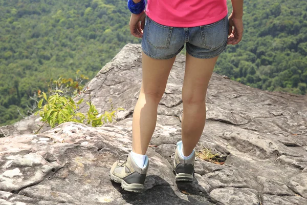 Γυναικεία πόδια στην κορυφή του βουνού — Φωτογραφία Αρχείου